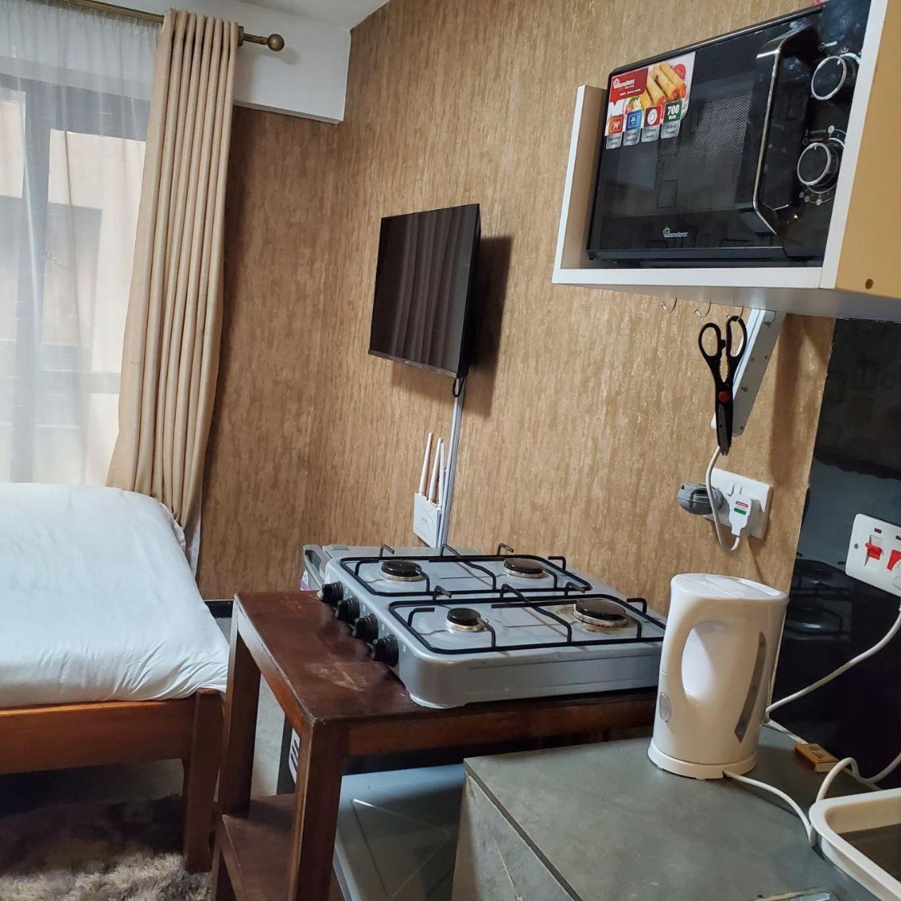 Ferienwohnung Lovely & Cozy Compact Studio Near Airport With Rooftop View Nairobi Exterior foto